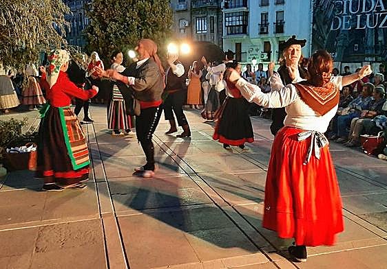 Actuación de la Asociación Lola Torres en la lonja de la Diputaión.