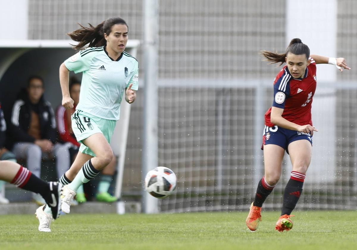 Alicia controla el balón durante el Osasuna-Granada de Liga.