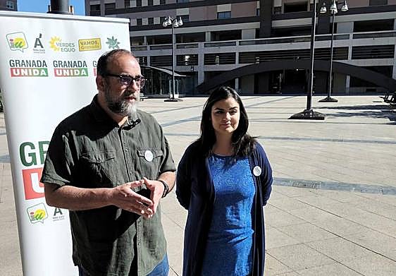 El candidato a la alcaldía de Granada Unida, Francisco Puentedura, y la número 4 de la lista, Sara López, en San Lázaro.