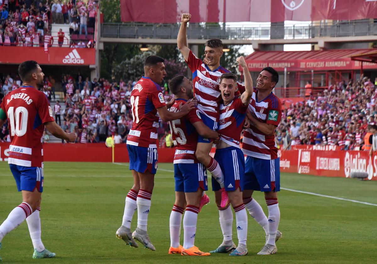 Los compañeros levantan a Bryan Zaragoza tras la consecución de su gol en el partido.