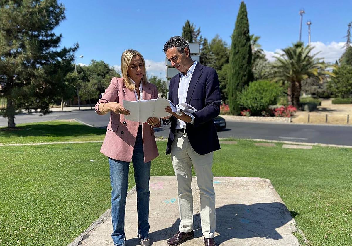 La candidata del PP a la alcaldía de Granada, Marifrán Carazo, posa en uno de los accesos a la ciudad que presentan habitualmente atascos.