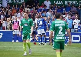 Lance del encuentro entre Linares y Deportivo.