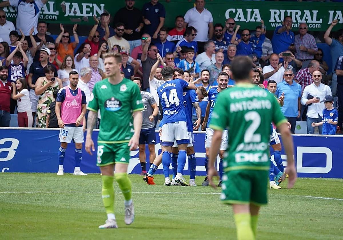 Lance del encuentro entre Linares y Deportivo.