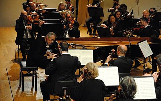 Piano y pódium para Zacharias