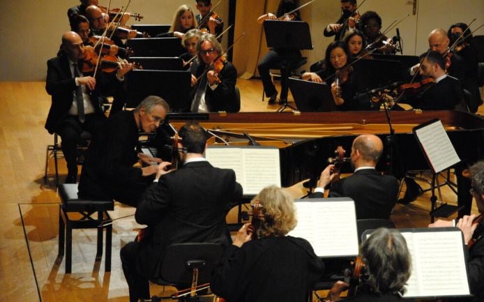 Piano y pódium para Zacharias