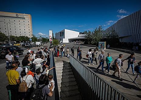 Imagen secundaria 1 - Foto de familia, colas en la entrada del museo y el coro Hop-Hop, cantando cumpleaños feliz. 
