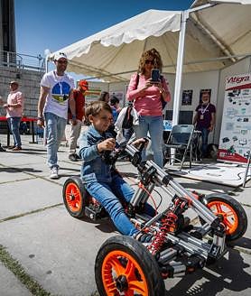 Imagen secundaria 2 - Talleres, actividades y un coche eléctrico con sensores. 