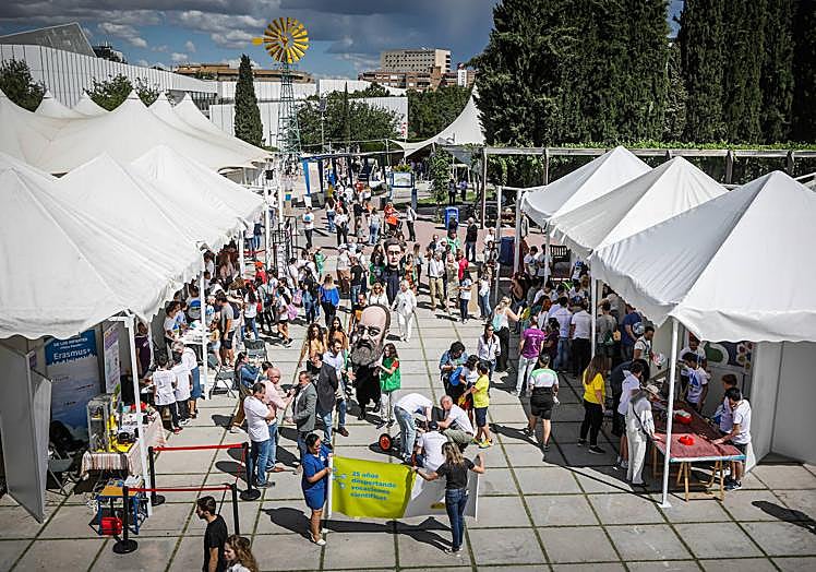 Imagen principal - Las carpas de la 25 Feria de la Ciencia, con algunos de los experimentos en su interior. 