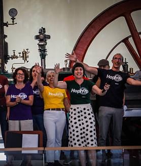 Imagen secundaria 2 - Foto de familia, colas en la entrada del museo y el coro Hop-Hop, cantando cumpleaños feliz. 