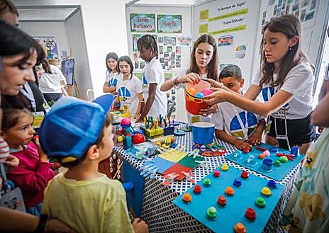 Imagen secundaria 1 - Talleres, actividades y un coche eléctrico con sensores. 