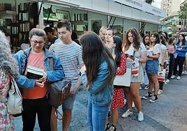 Colas para la firma de Iria G. Parente y Selene M. Pascual.
