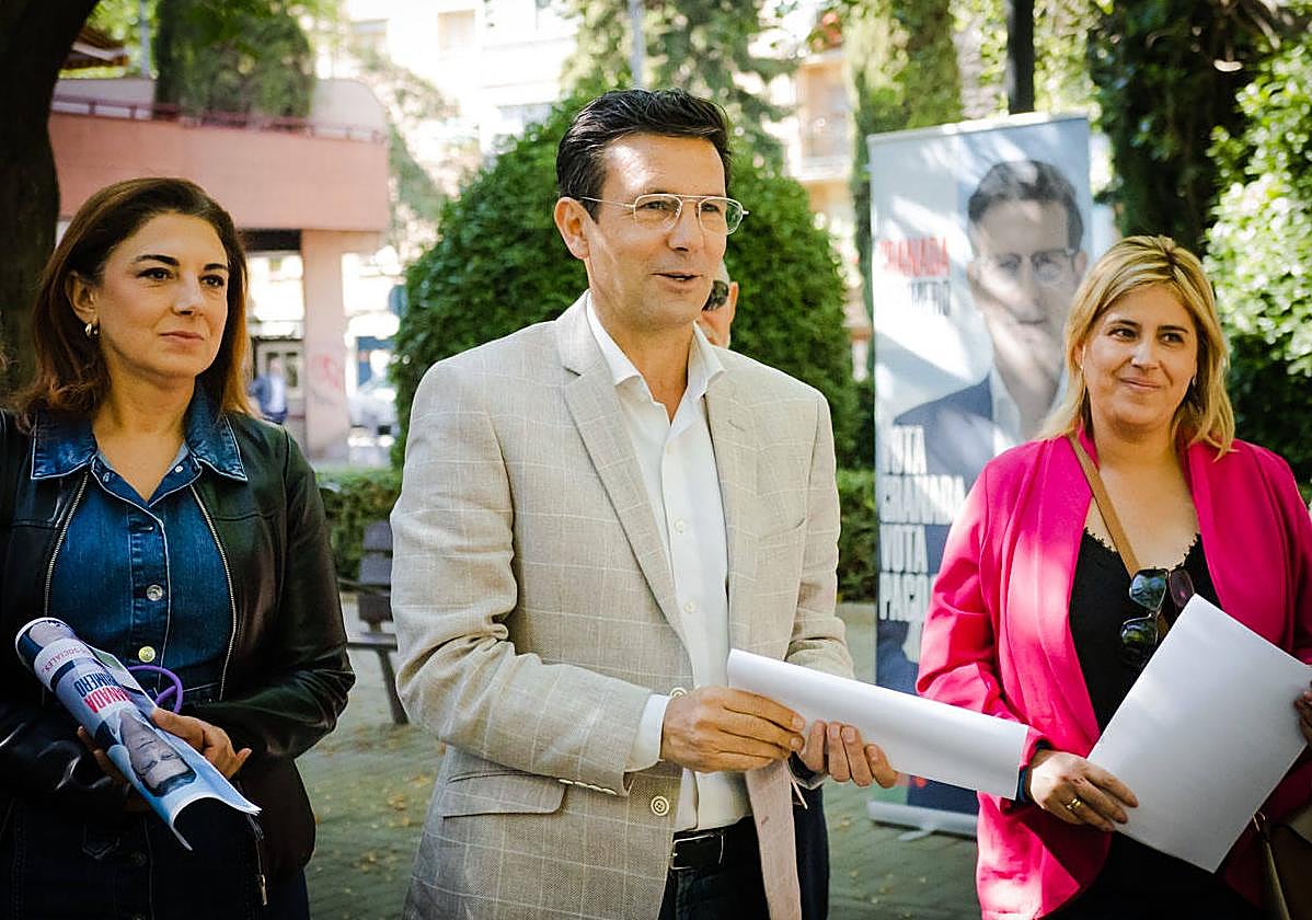 El candidato a la alcaldía del PSOE, Paco Cuenca, junto a las integrantes de la lista Raquel Ruz (izq) y Nuria Gutiérrez.