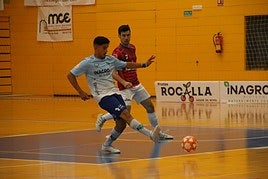 Un atacante celeste presionado por Muniesa en la salida de balón.