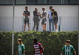 Toni López, Pepe Macanás, Paco López, Nico Rodríguez y Bryan Zaragoza, en la terraza de la Ciudad Deportiva del Granada, viendo al filial.