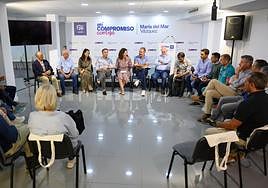 Vázquez y miembros de su equipo en un encuentro con agentes deportivos de la ciudad.