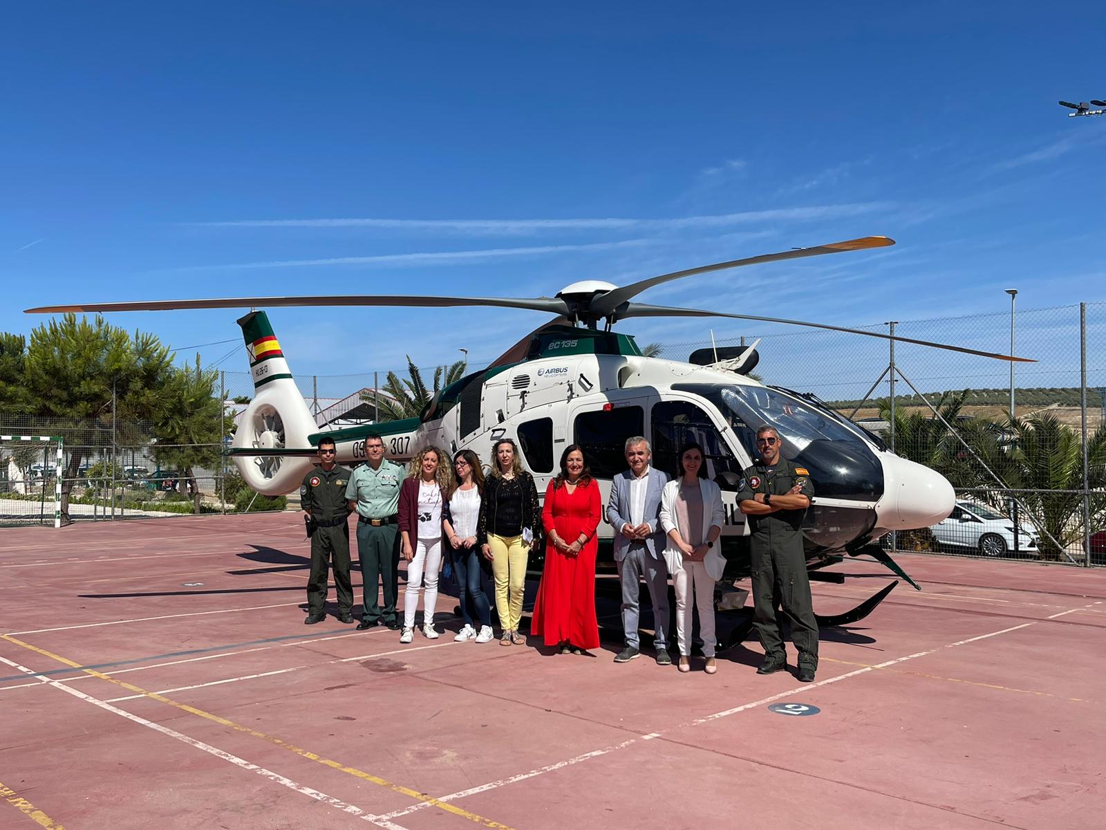 Catalina Madueño, en el centro, acompañada por el teniente coronel jefe de la Comandancia, Francisco José Lozano, y el alcalde de Mengíbar, Juan Bravo.