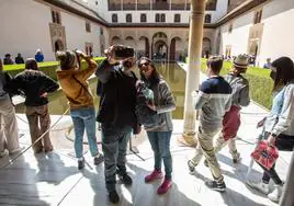 Turistas en la Alhambra.