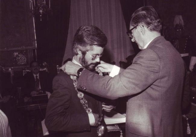 Jara recibe el collar de alcalde en 1983.