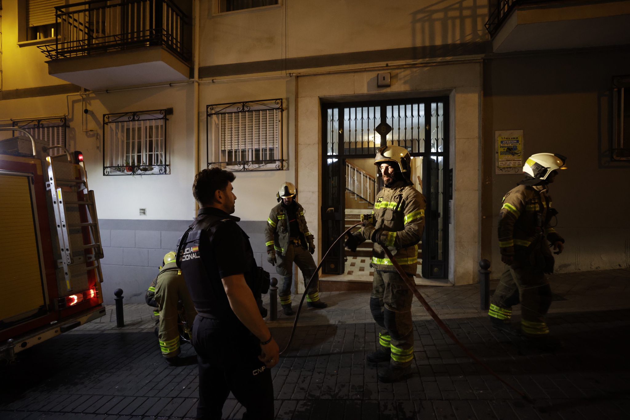 Las imágenes del incendio del Realejo con desalojados