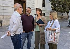 La candidata de Podemos-Av, Elisa Cabrerizo, este martes en la plaza del Carmen junto a otros miembros de la lista.