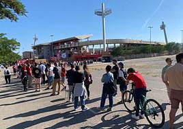 Largas colas en las taquillas de Los Cármenes para conseguir una entrada para viajar a Miranda