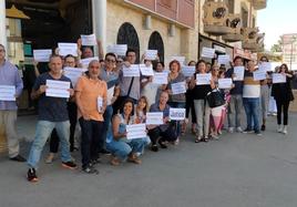 Funcionarios de justicia en la entrada de los juzgados de Vera, en la mañana de este martes.