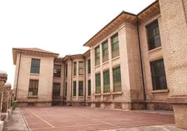 Interior del colegio Miguel de Cervantes de Lopera.