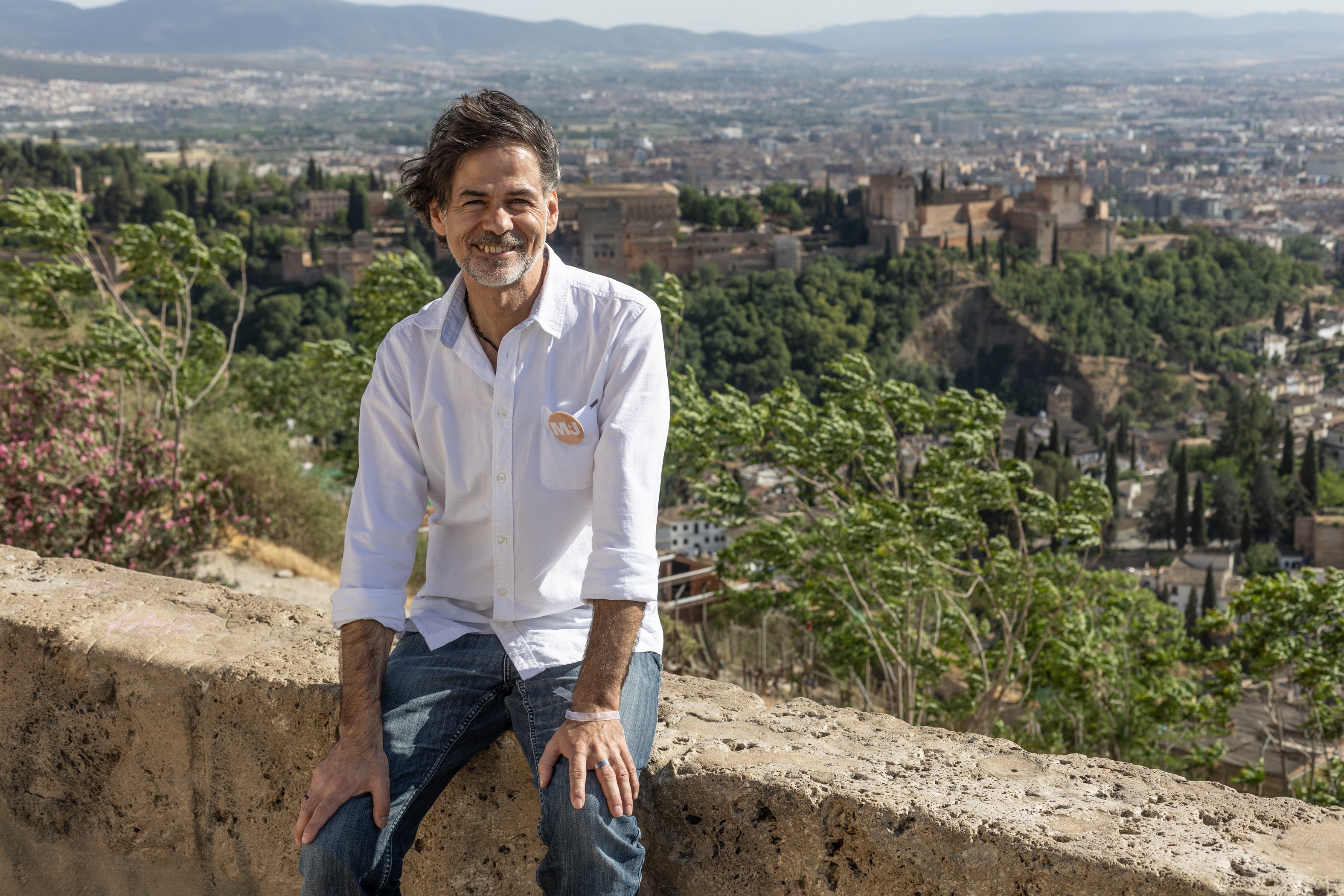 El candidato, con la Alhambra al fondo.