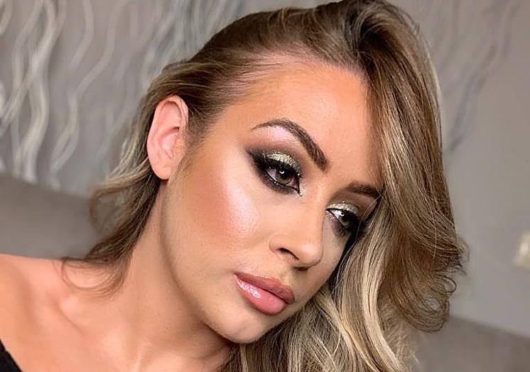 Imagen principal - Las novias de rifaban a Paola para que las maquillase el día de su boda. En las imágenes, la joven con maquillajes realizados por ella.