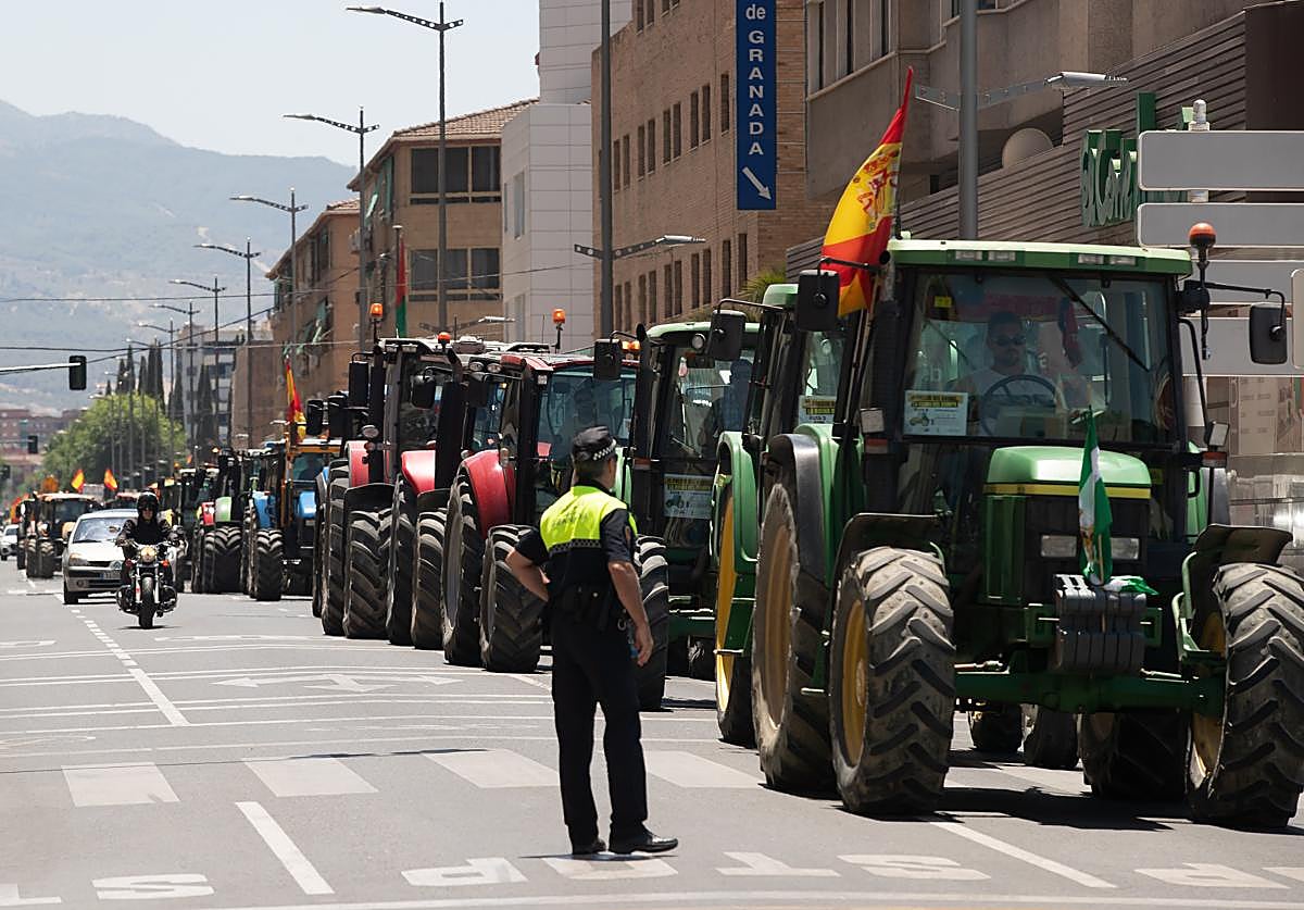 Agricultores protestan en Granada por la subida de los precios del gasoil en junio de 2022