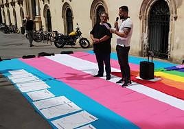 Lectura del manifiesto de Colega Almería en el exterior de la Escuela de Artes.