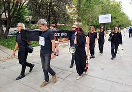 Representantes sindicales llevan a hombros el ataúd simbólico.