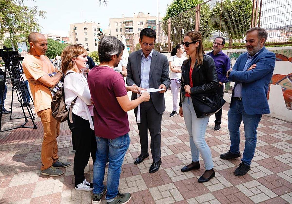 Paco Cuenca con familias del colegio Federico García Lorca.