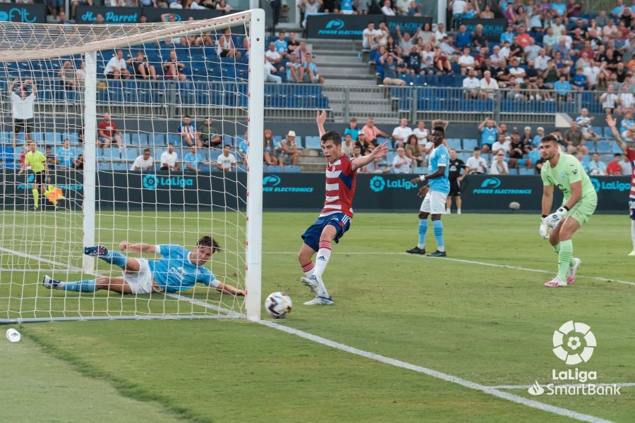 Un tanto de David Goldar en propia puerta fue el primer gol anotado por el Granada en esta temporada en Segunda división. Los rojiblancos ejecutaron un partido serio en su debut en la temporada, ante un rival que apenas intimidó la meta defendida por André Ferreira. Sin hacer mucho, los granadinos doblegaron al rival insular y se colocaron en los puestos nobles de la clasificación desde la primera jornada.