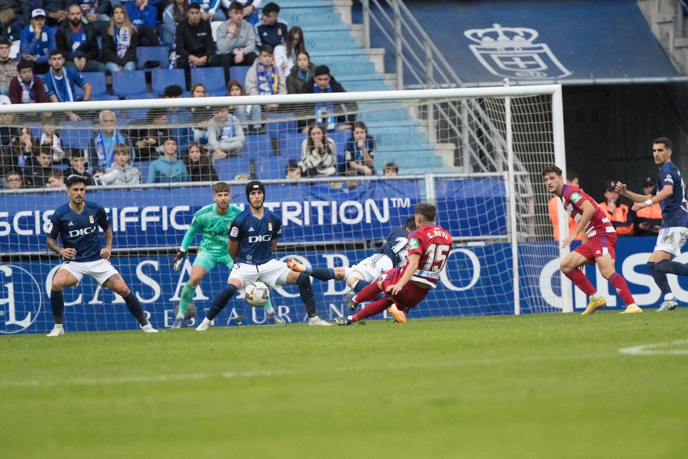 Aitor Karanka entrenó al Granada por última vez en el Carlos Tartiere de Oviedo. Allí el equipo rojiblanco cayó por la mínima en un partido que no supo gestionar a pesar de jugarlo con un jugador más durante gran parte del encuentro. Sin ideas para generar peligro fuera de Los Cármenes y con la moral de sus jugadores por los suelos, el cambio en el banquillo era obligado y así lo ejecutó la directiva rojiblanca.