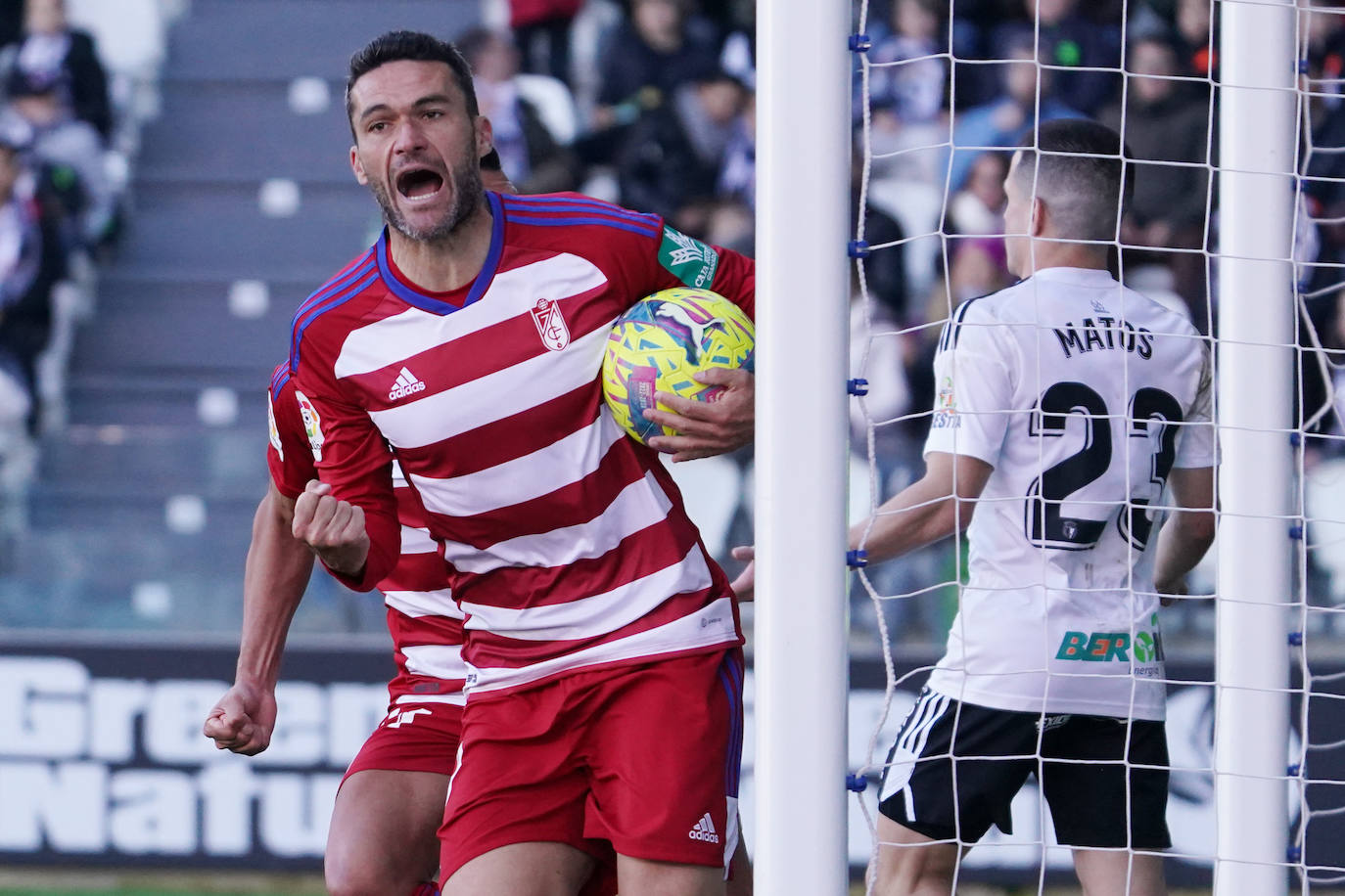 Ante el Burgos, el Granada demostró que podía ganar partidos en los que durante gran parte del encuentro había sido inferior. Lo hizo en El Plantío de Burgos, con una gran actuación de Jorge Molina, que volteó un encuentro vital para seguir recortando puntos a los rivales directos por el ascenso después de una desastrosa primera mitad del once inicial de Paco López.
