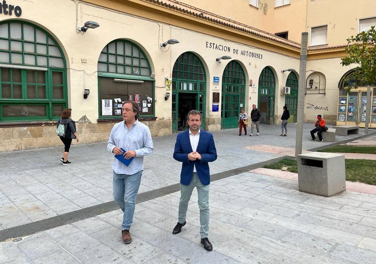 José Manuel Higueras y Julio Millán en la plaza de la Libertad.