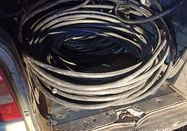 Cable encontrado en el maletero del vehículo.