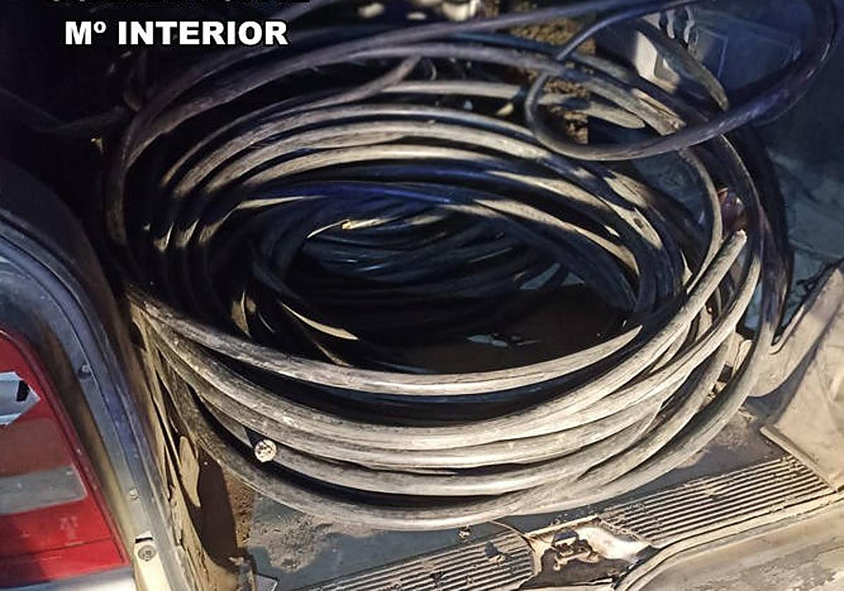 Cable encontrado en el maletero del vehículo.