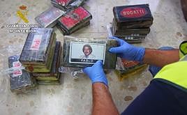 Droga que la Guardia Civil invervino en Granada y que fue empaquetada con la imagen de Pablo Escobar.