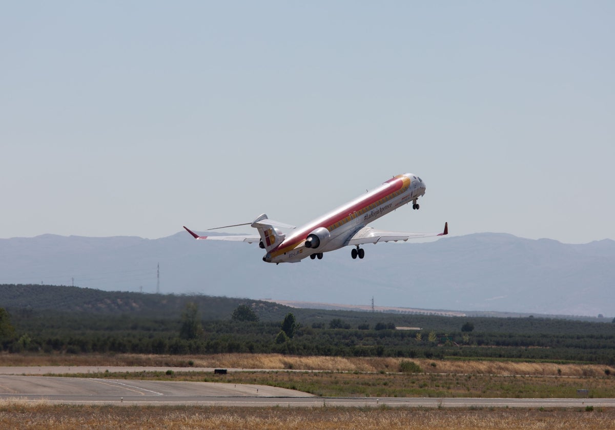 Un avión regional de Iberia despega del aeropuerto de Granada en 2015.