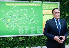 El consejero con el mapa a su espalda.