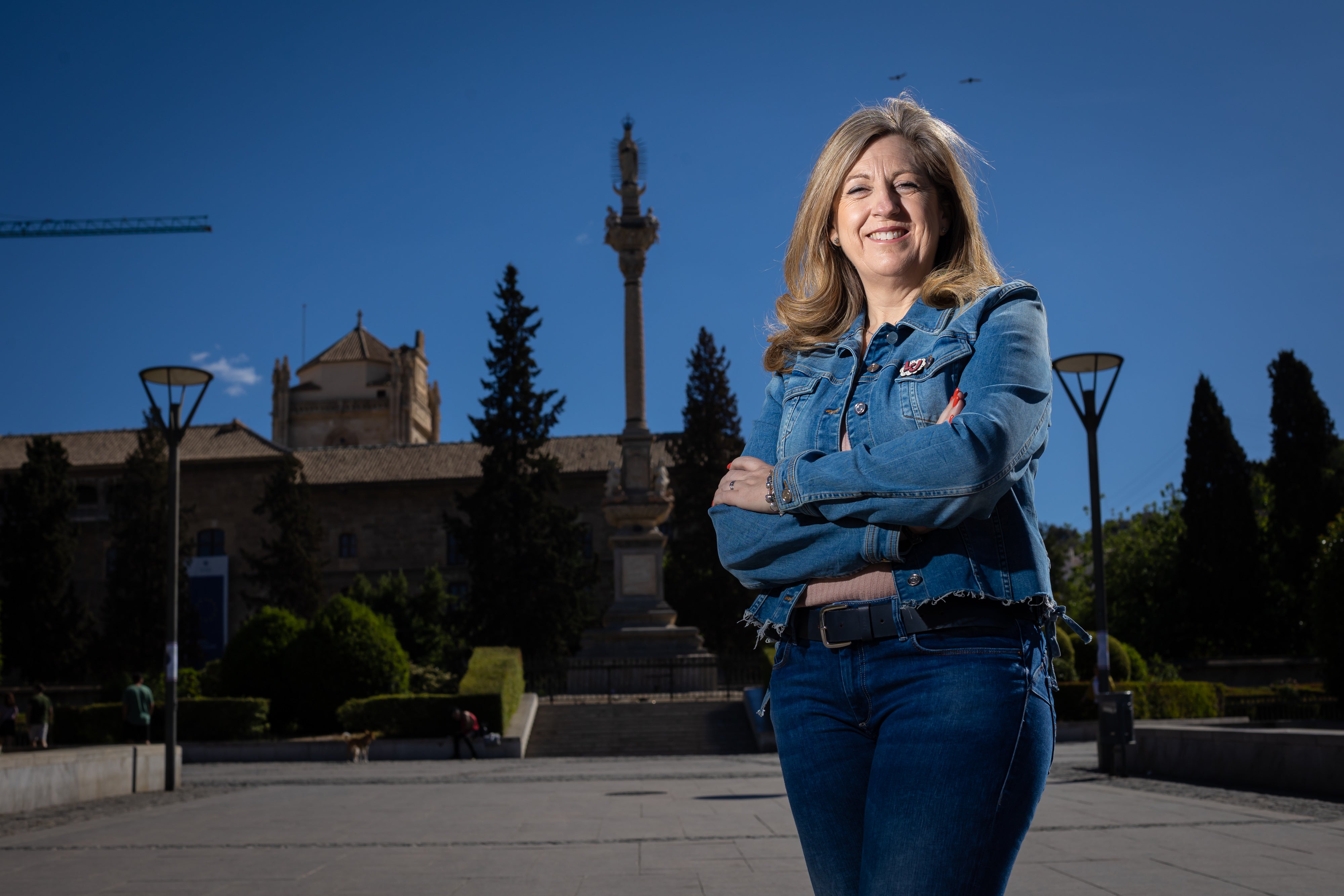 La candidata Beatriz Sánchez posa para IDEAL en el interior de los Jardines del Triunfo.