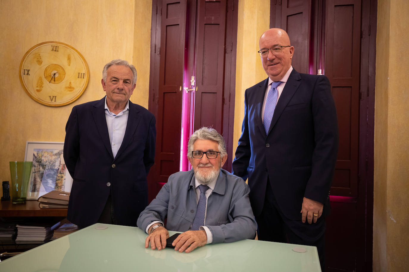 Domingo Cano (izquerda) posa con los letrados Pablo Luna y Alfredo López, en las oficinas del bufete de abogados Luna y asociados, que se ha encargado de su defensa.