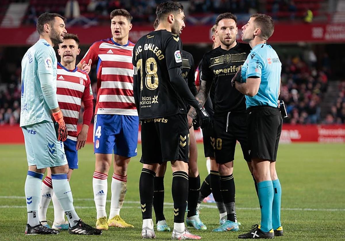 Ávalos Barrera da explicaciones a los futbolistas del Tenerife en Los Cármenes.
