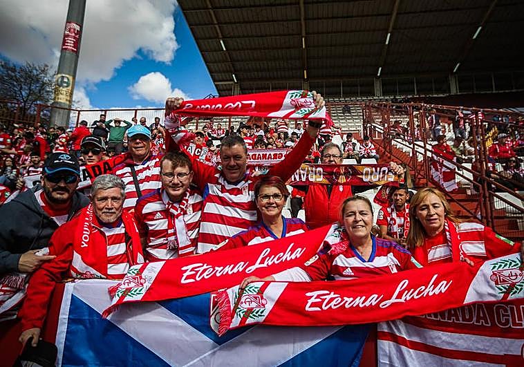 Aficionados del Granada desplazados al Carlos Belmonte de Albacete.