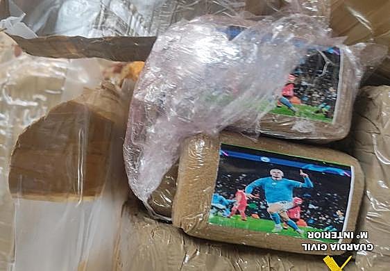 Fardos de hachís cubiertos con fotos de Erling Haaland.