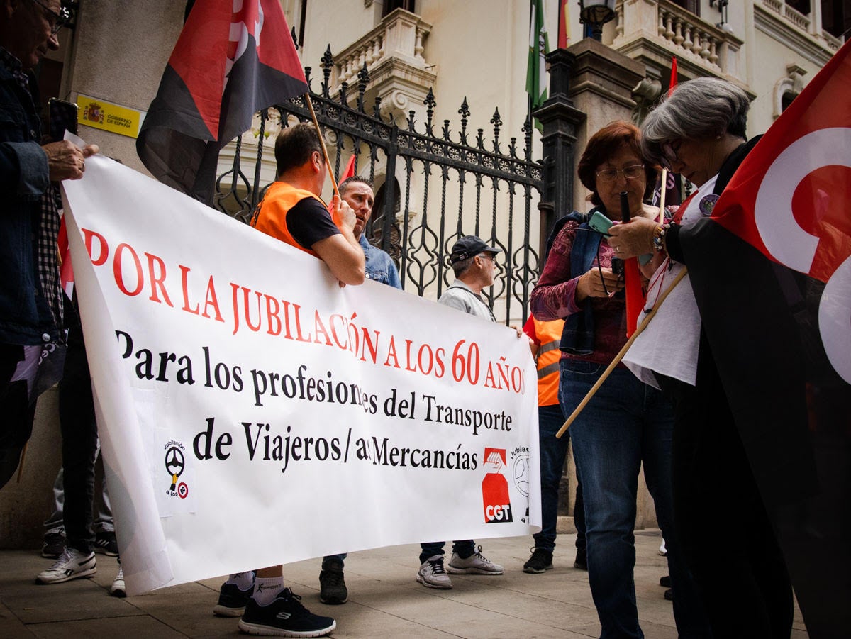 Trabajadores que apoyan la huelga de CGT durante su protesta ante la Subedelegación del Gobierno esta mañana.