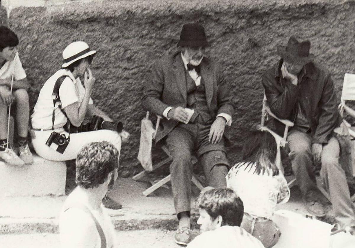 Sean Connery y Harrison Ford, en un descanso, durante el rodaje de 'Indiana Jones y la última cruzada' en Almería.