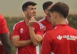 Víctor Meseguer, durante un entrenamiento con el Granada.